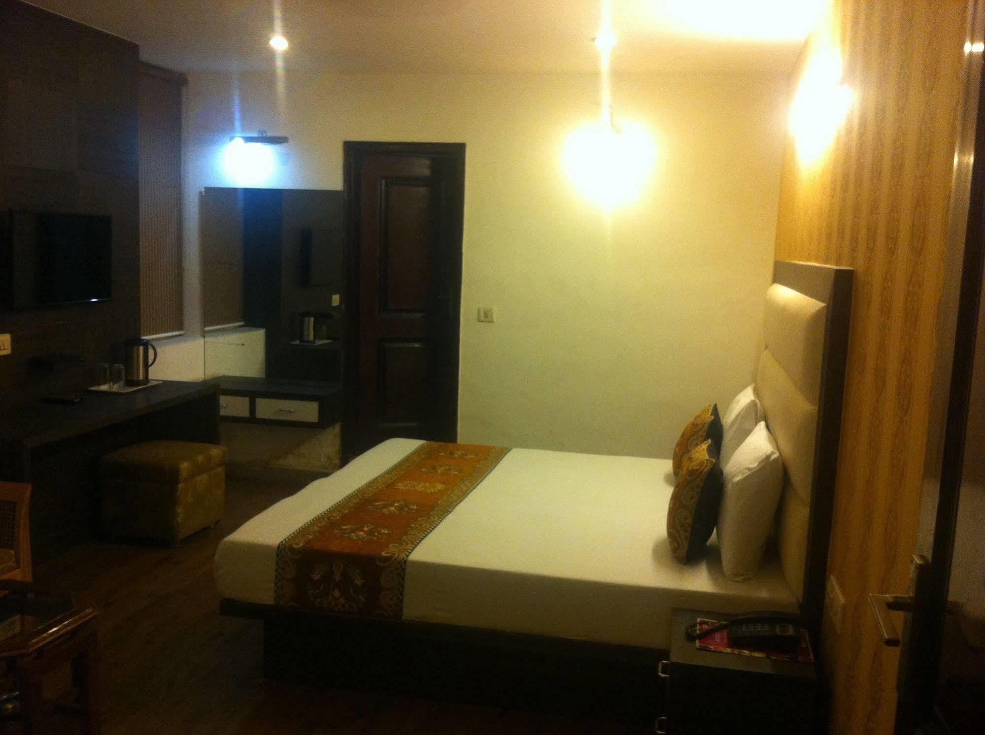 Hotel Karat 87 Inn Νέο Δελχί Εξωτερικό φωτογραφία